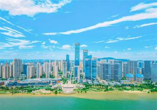 大潮奔涌，奮楫中流更向前